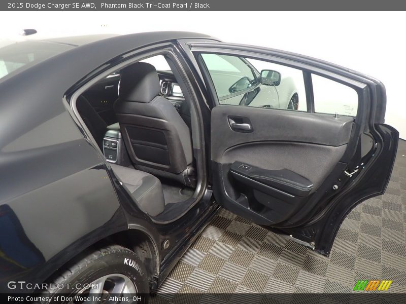 Phantom Black Tri-Coat Pearl / Black 2015 Dodge Charger SE AWD