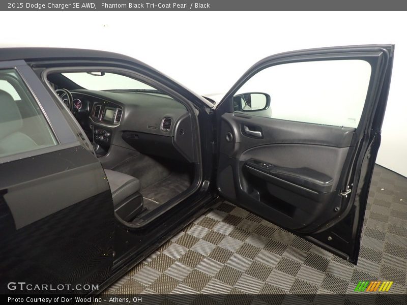 Phantom Black Tri-Coat Pearl / Black 2015 Dodge Charger SE AWD