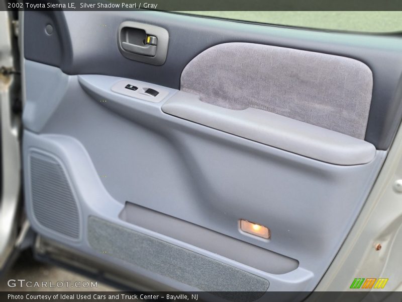 Silver Shadow Pearl / Gray 2002 Toyota Sienna LE