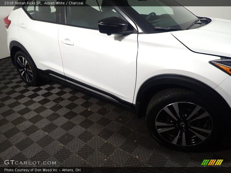 Aspen White / Charcoal 2018 Nissan Kicks SR