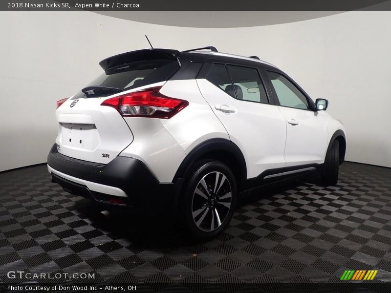 Aspen White / Charcoal 2018 Nissan Kicks SR