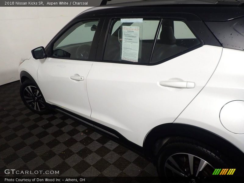 Aspen White / Charcoal 2018 Nissan Kicks SR