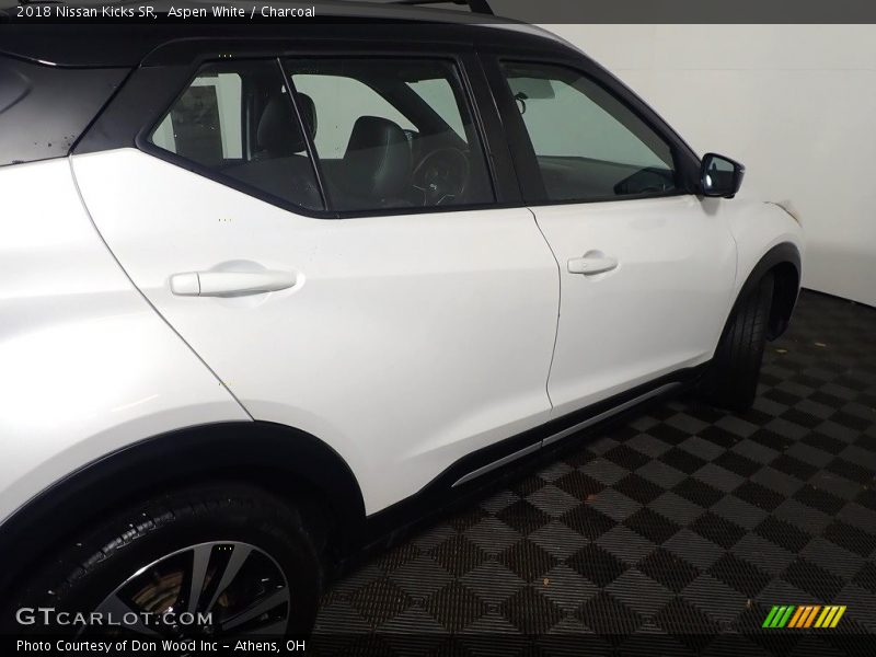 Aspen White / Charcoal 2018 Nissan Kicks SR