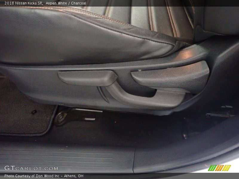 Aspen White / Charcoal 2018 Nissan Kicks SR
