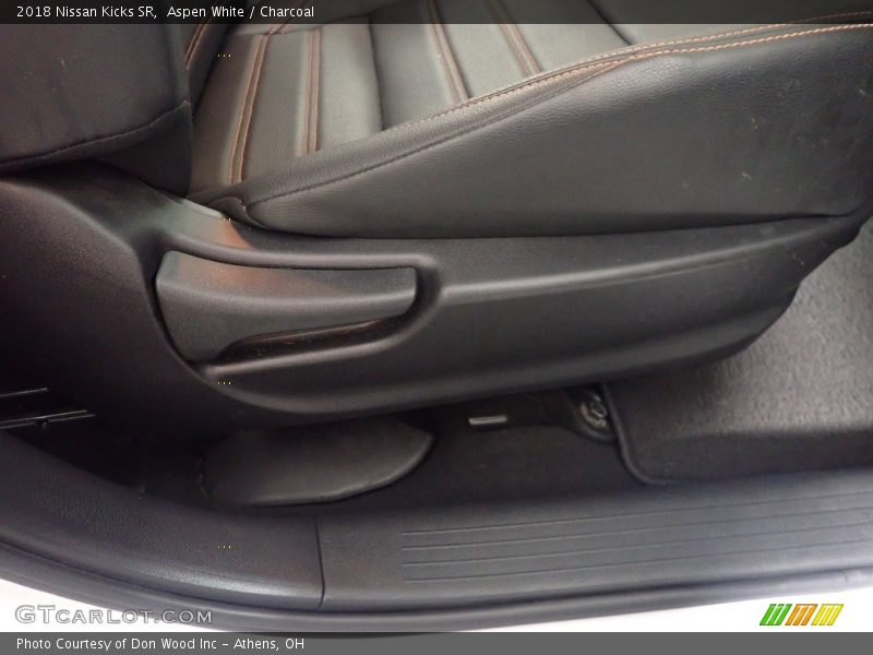 Aspen White / Charcoal 2018 Nissan Kicks SR