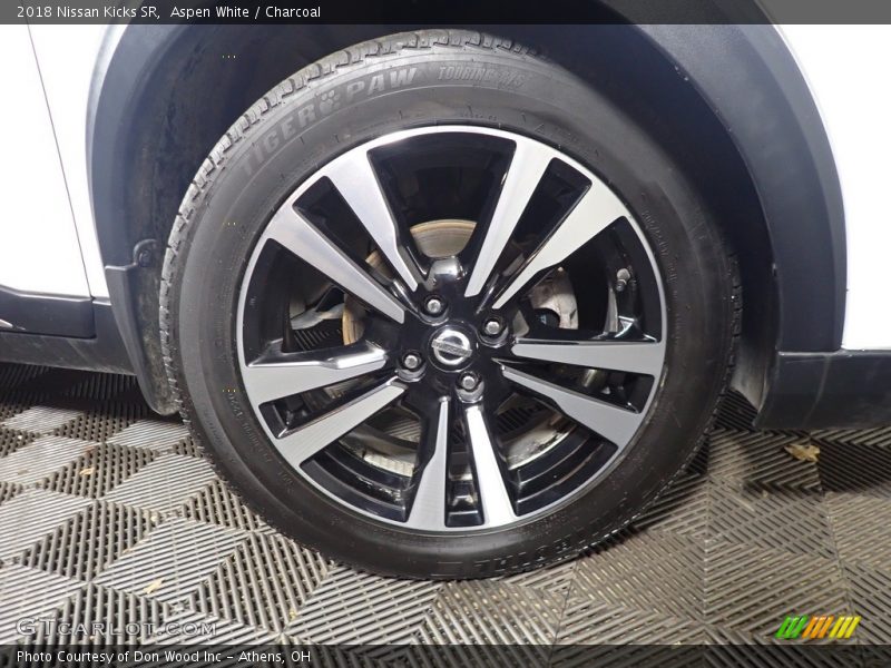 Aspen White / Charcoal 2018 Nissan Kicks SR