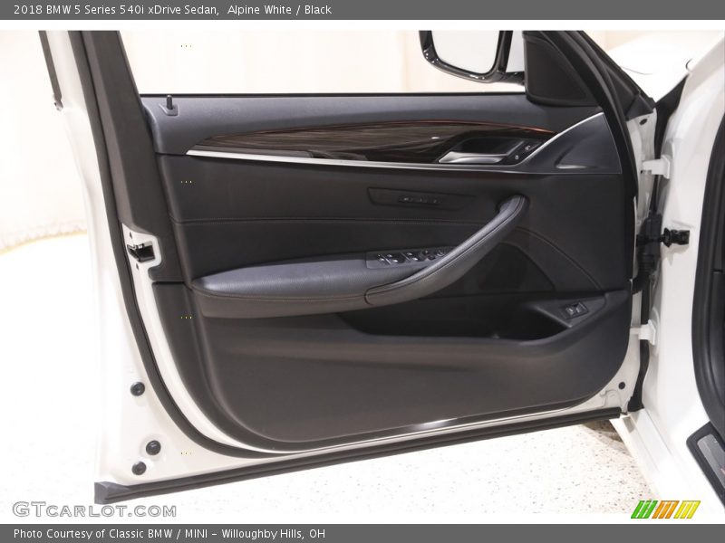 Alpine White / Black 2018 BMW 5 Series 540i xDrive Sedan