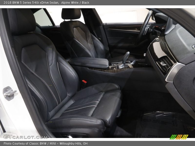 Alpine White / Black 2018 BMW 5 Series 540i xDrive Sedan