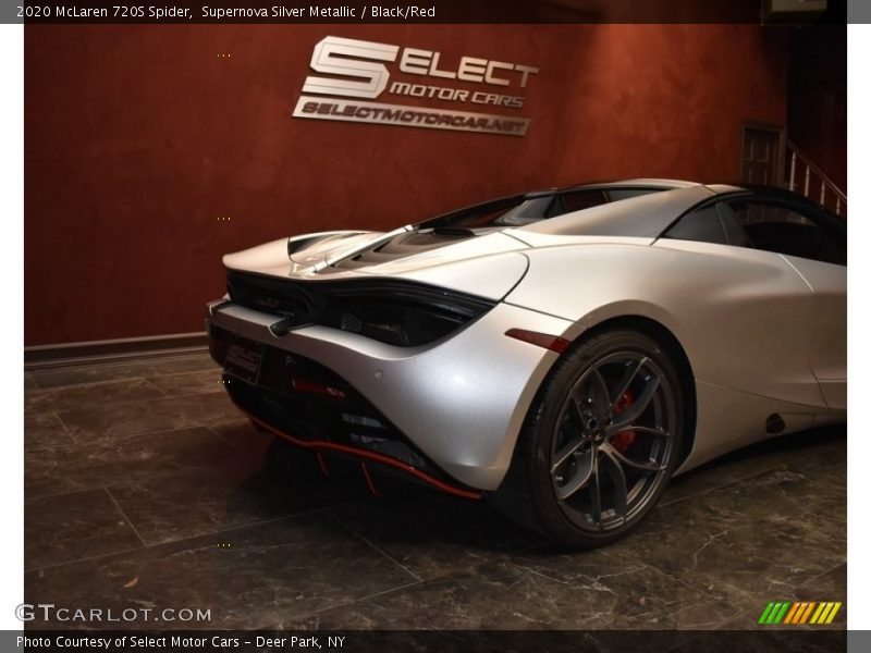 Supernova Silver Metallic / Black/Red 2020 McLaren 720S Spider