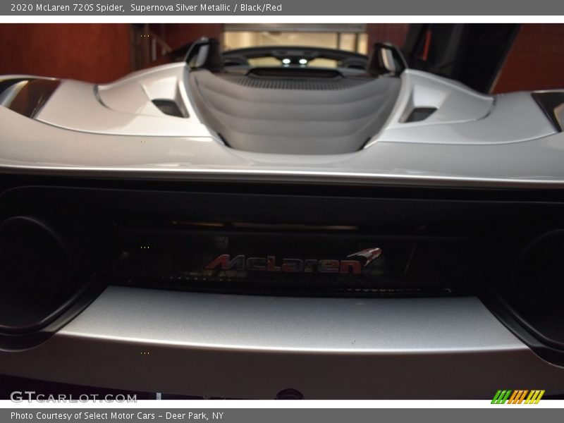 Supernova Silver Metallic / Black/Red 2020 McLaren 720S Spider