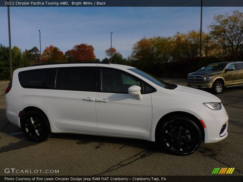 Bright White / Black 2021 Chrysler Pacifica Touring AWD