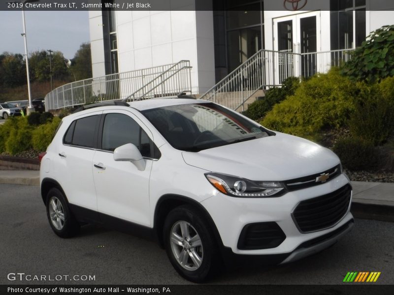 Front 3/4 View of 2019 Trax LT