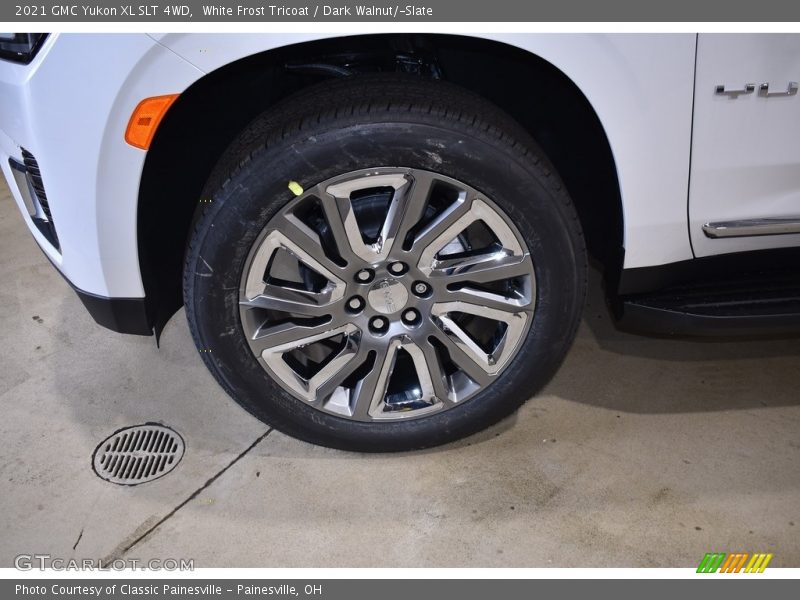 White Frost Tricoat / Dark Walnut/­Slate 2021 GMC Yukon XL SLT 4WD