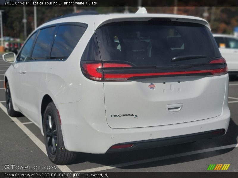 Bright White / Black 2021 Chrysler Pacifica Touring L