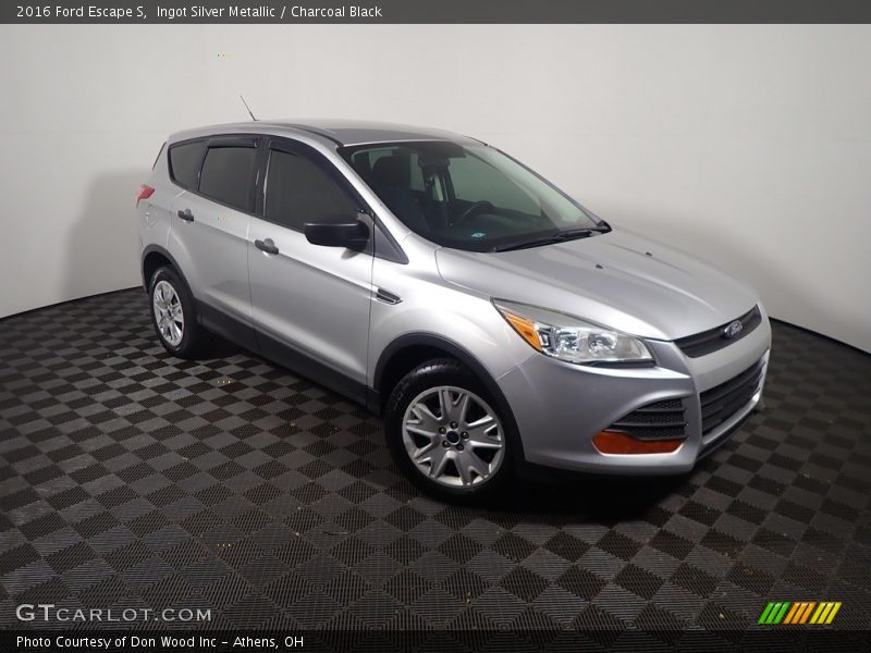 Ingot Silver Metallic / Charcoal Black 2016 Ford Escape S