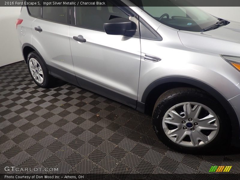 Ingot Silver Metallic / Charcoal Black 2016 Ford Escape S