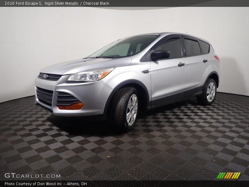 Ingot Silver Metallic / Charcoal Black 2016 Ford Escape S