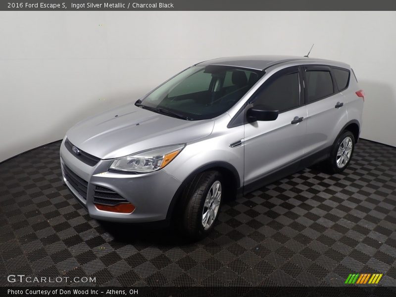 Ingot Silver Metallic / Charcoal Black 2016 Ford Escape S