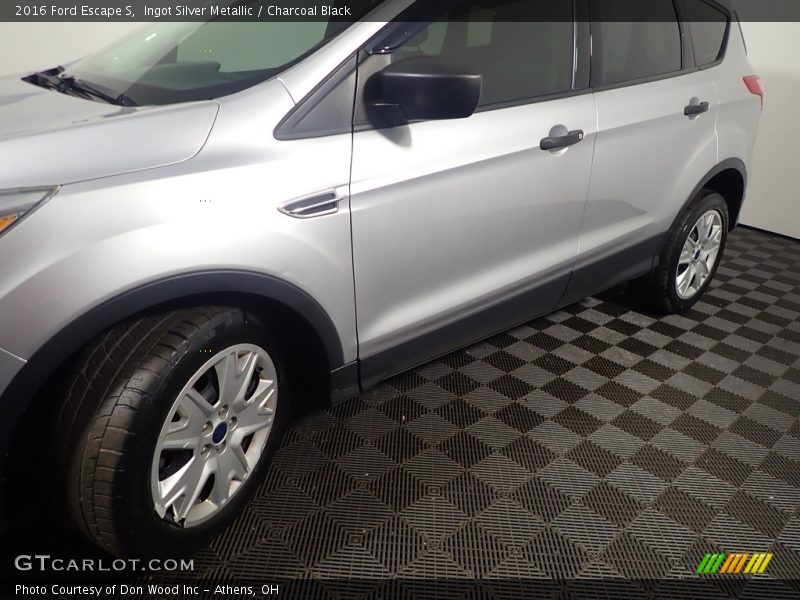 Ingot Silver Metallic / Charcoal Black 2016 Ford Escape S