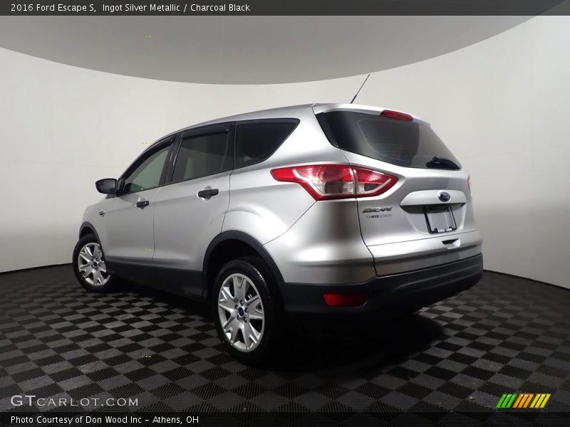 Ingot Silver Metallic / Charcoal Black 2016 Ford Escape S