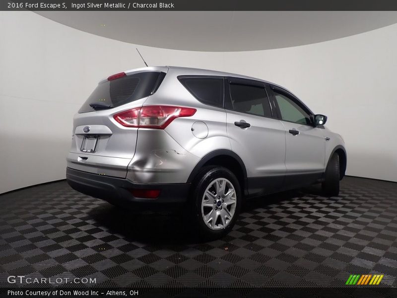Ingot Silver Metallic / Charcoal Black 2016 Ford Escape S
