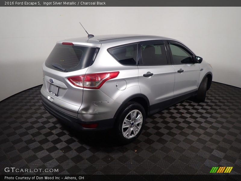 Ingot Silver Metallic / Charcoal Black 2016 Ford Escape S