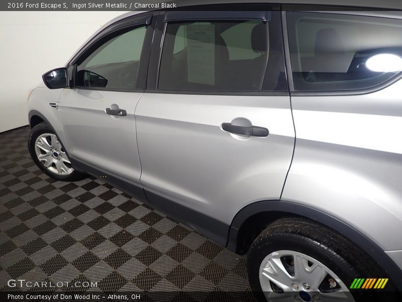 Ingot Silver Metallic / Charcoal Black 2016 Ford Escape S