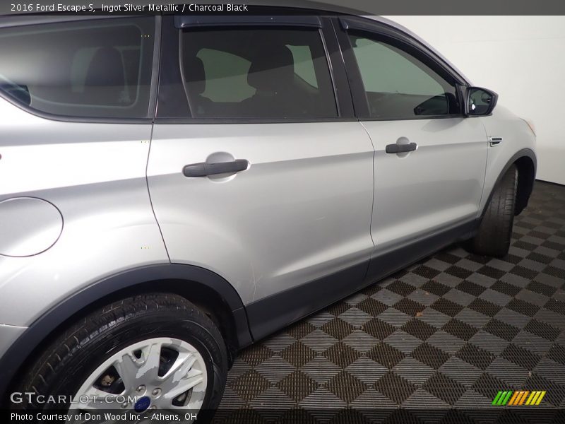 Ingot Silver Metallic / Charcoal Black 2016 Ford Escape S