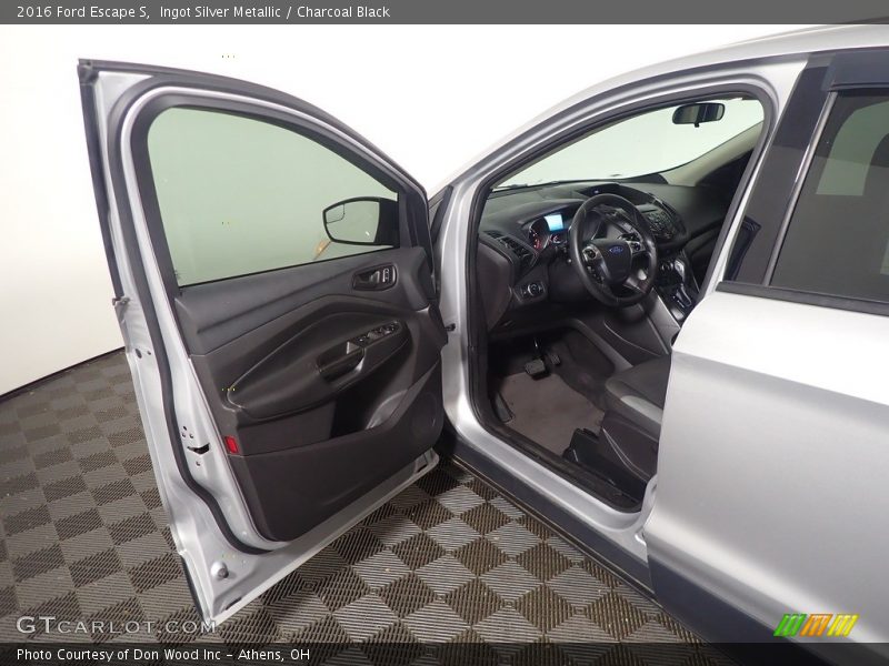 Ingot Silver Metallic / Charcoal Black 2016 Ford Escape S