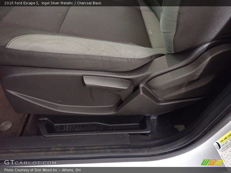 Ingot Silver Metallic / Charcoal Black 2016 Ford Escape S