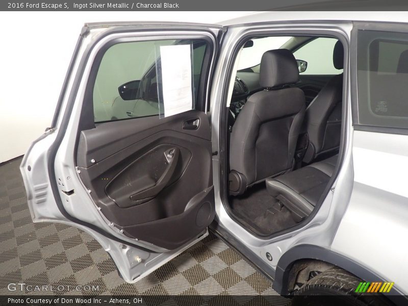 Ingot Silver Metallic / Charcoal Black 2016 Ford Escape S