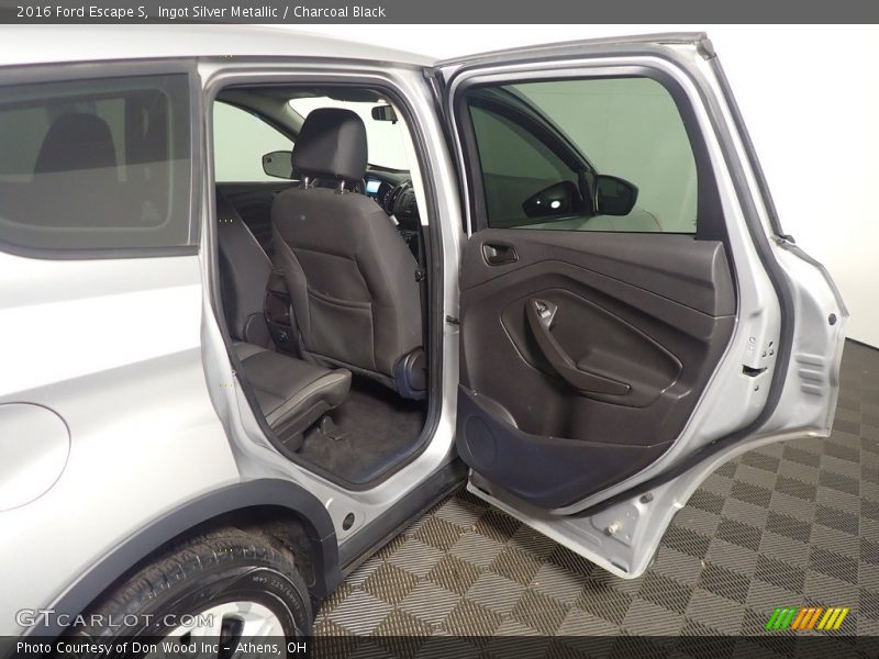 Ingot Silver Metallic / Charcoal Black 2016 Ford Escape S