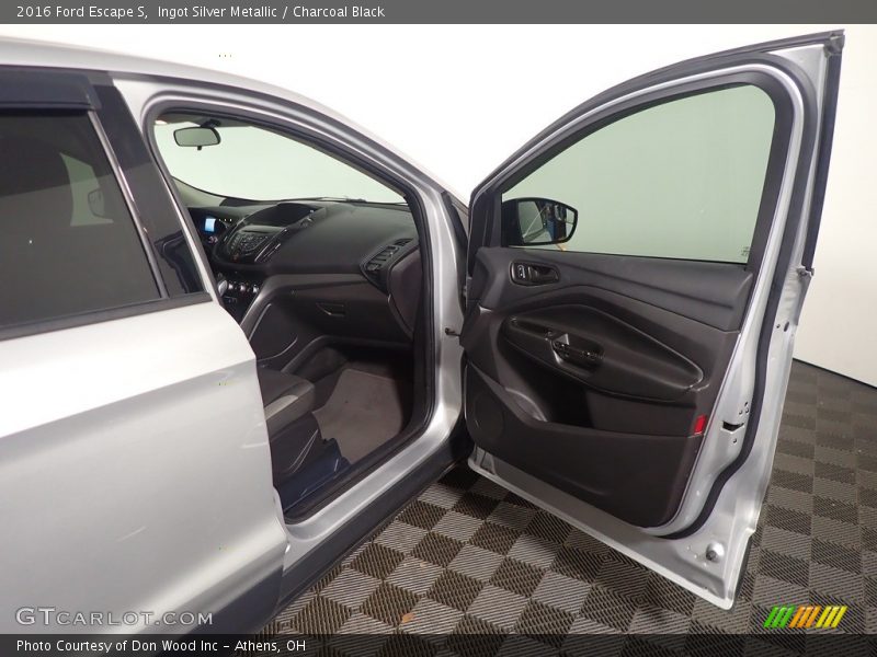 Ingot Silver Metallic / Charcoal Black 2016 Ford Escape S