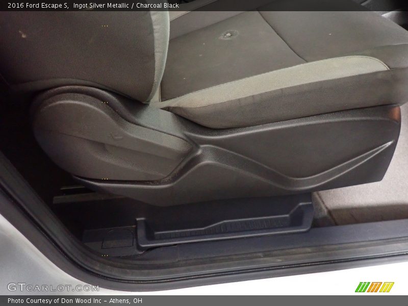 Ingot Silver Metallic / Charcoal Black 2016 Ford Escape S