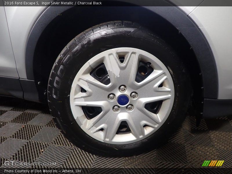Ingot Silver Metallic / Charcoal Black 2016 Ford Escape S