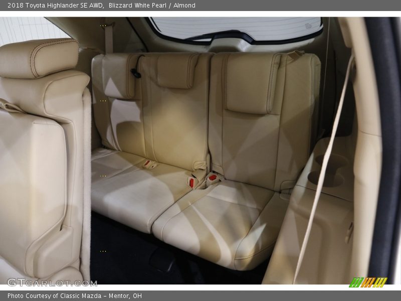 Blizzard White Pearl / Almond 2018 Toyota Highlander SE AWD