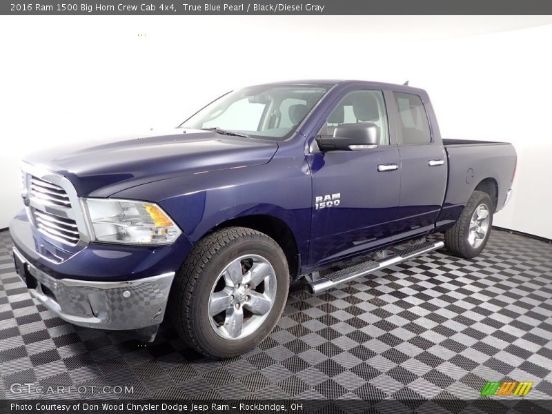 Front 3/4 View of 2016 1500 Big Horn Crew Cab 4x4