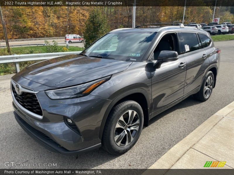 Front 3/4 View of 2022 Highlander XLE AWD