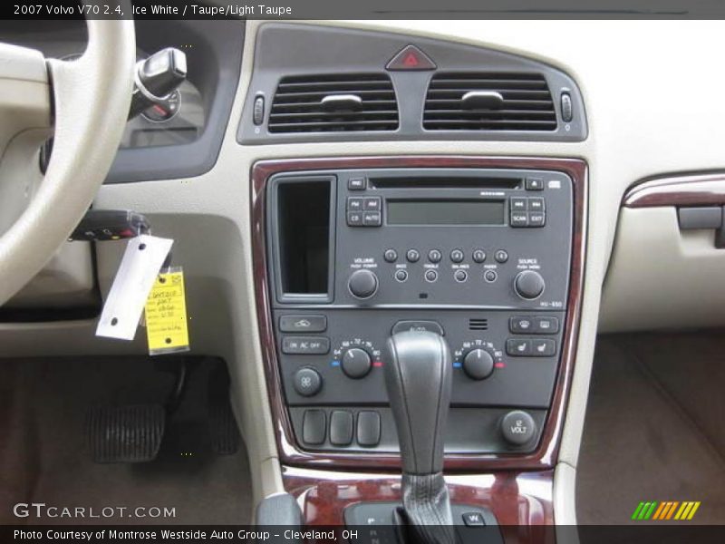 Ice White / Taupe/Light Taupe 2007 Volvo V70 2.4