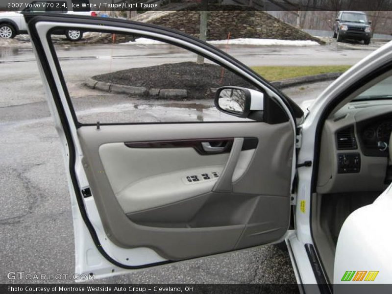 Ice White / Taupe/Light Taupe 2007 Volvo V70 2.4