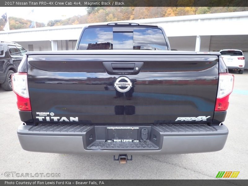 Magnetic Black / Black 2017 Nissan Titan PRO-4X Crew Cab 4x4