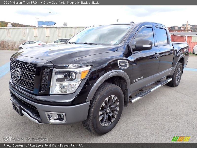 Front 3/4 View of 2017 Titan PRO-4X Crew Cab 4x4