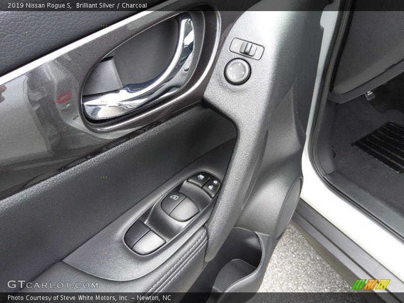 Brilliant Silver / Charcoal 2019 Nissan Rogue S