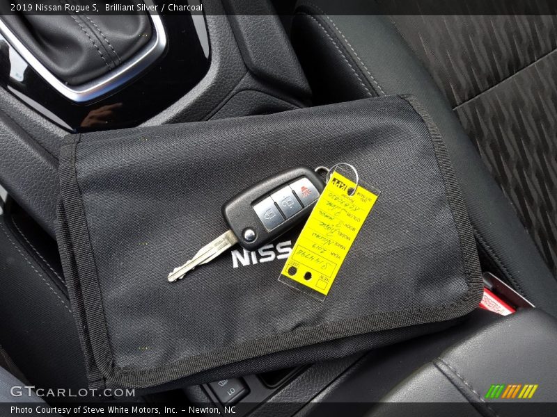 Brilliant Silver / Charcoal 2019 Nissan Rogue S