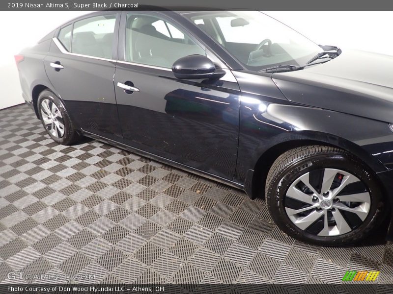 Super Black / Charcoal 2019 Nissan Altima S