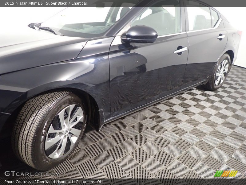 Super Black / Charcoal 2019 Nissan Altima S