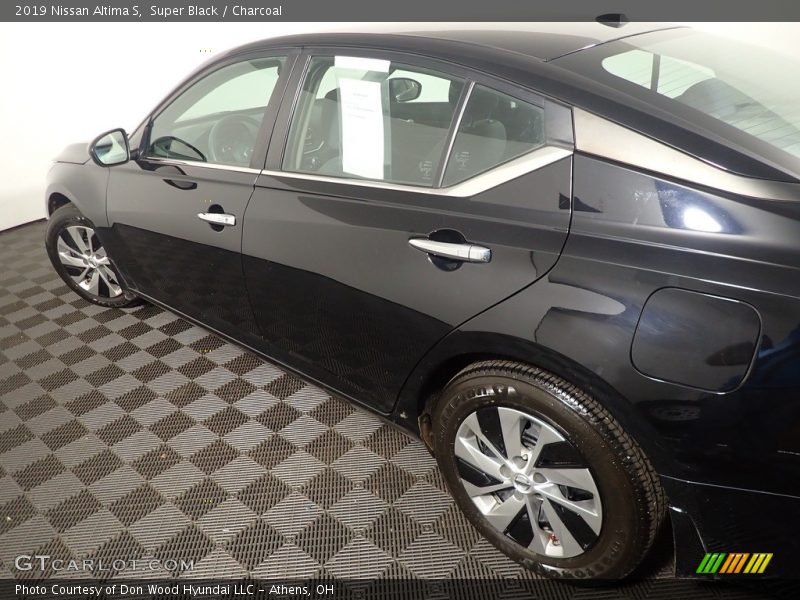 Super Black / Charcoal 2019 Nissan Altima S