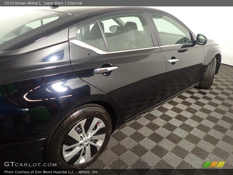 Super Black / Charcoal 2019 Nissan Altima S