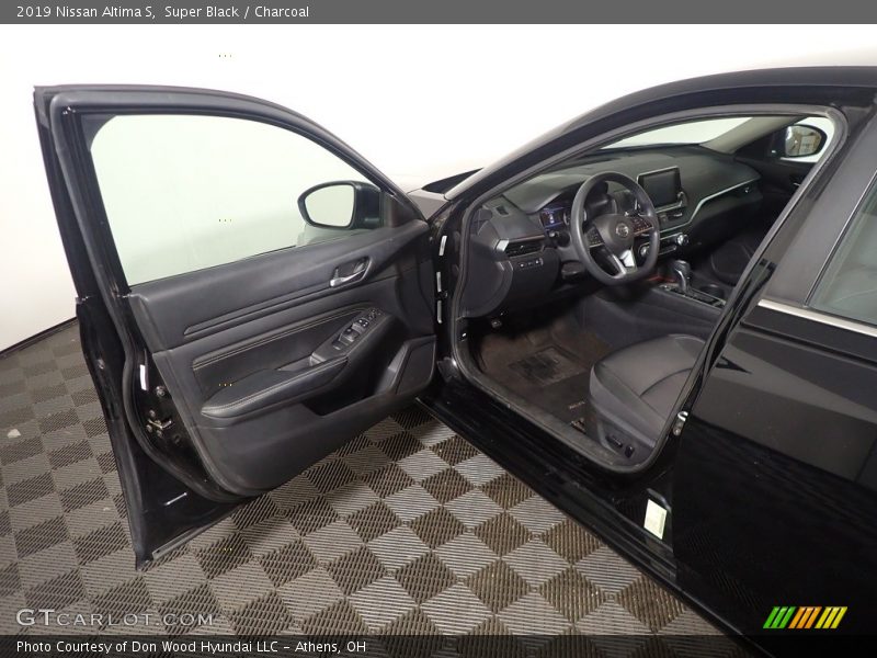 Super Black / Charcoal 2019 Nissan Altima S