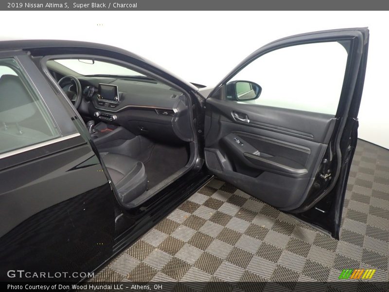 Super Black / Charcoal 2019 Nissan Altima S